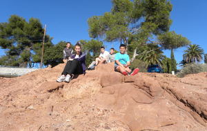 SUR LES ROCHERS DE LA PLAGE AVEC UN VISITEUR (TONY) ET LES JEUNES DE CHATILLON