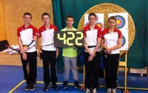 DE GAUCHE A DROITE: ALRIC, TONY, ARTHUR (LE JEUNE OFFICIEL) CEDRIC, JULIETTE ET LE MEILLEUR SCORE DE TOUTES LES FINALES AVEC 8,79 DE MOYENNE PAR FLECHE SUR 10.